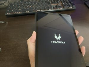 電源を入れるとHeadwolfのロゴ